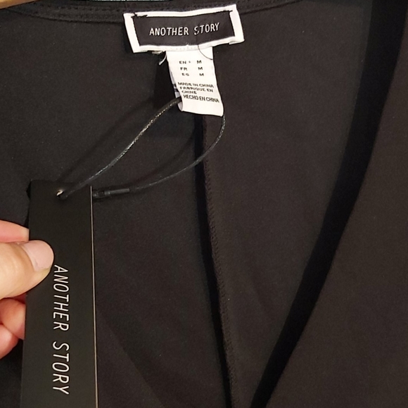 NWT black fitted cut out dress with flowy sleeves - Picture 4 of 5